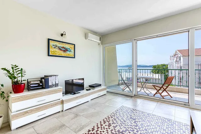 Apartment with Sea View, Bijela — photo 7